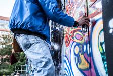 Vandal poničil vlak v Náměšti. Obřím nápisem způsobil škodu 30 tisíc korun Vandal poničil vlak v Náměšti. Obřím nápisem způsobil škodu 30 tisíc korun