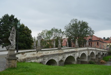 Vzácný most v Náměšti poničil vandal! Svatému Františkovi ulomil a ukradl levou ruku