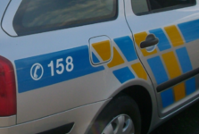 Muže na nádraží v Náměšti bezdůvodně napadl opilec, nadýchal 3,2 promile