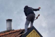 Vypjatá situace ve Zbraslavi! Agresivní muž pobíhal po střeše a házel tašky po záchranářích Vypjatá situace ve Zbraslavi! Agresivní muž pobíhal po střeše a házel tašky po záchranářích