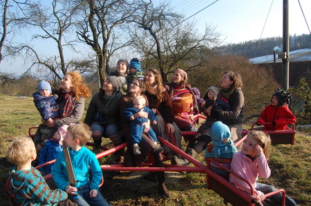 Eva Kratochvílová (zcela nahoře) s ostatními maminkami a dětmi