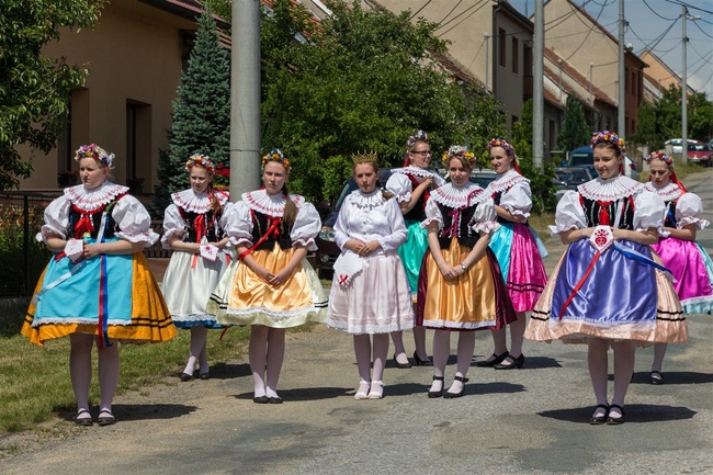 Královnina družina při ketkovickém Vožení krála 2015