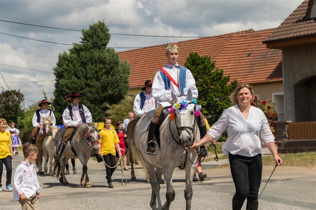 Král na koni při ketkovickém Vožení krála 2015