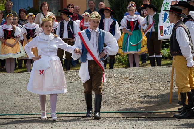 Král vede královnu k trůnu, kde budou mlčky sedět až do západu slunce